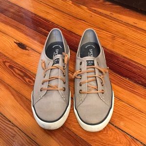 A pair of sperry sneakers size 8